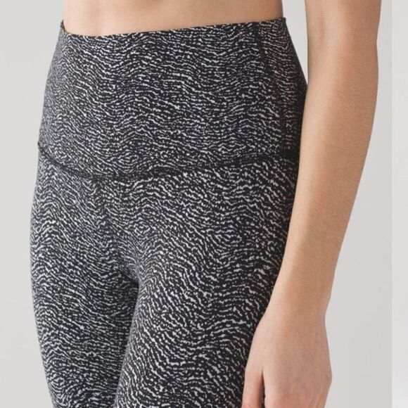 Lululemon Wunder Under Crop Hi-Rise 21" Luon Ripple Jacquard Black White Size 4 - Picture 3 of 8